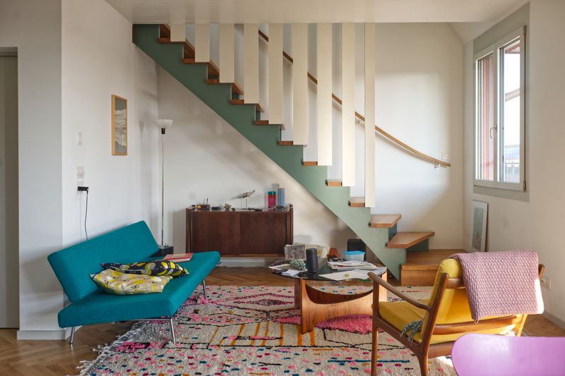 Umbau & Aufstockung Mehrfamilienhaus, Basel – Bequemes Wohnzimmer im dritten Obergeschoss